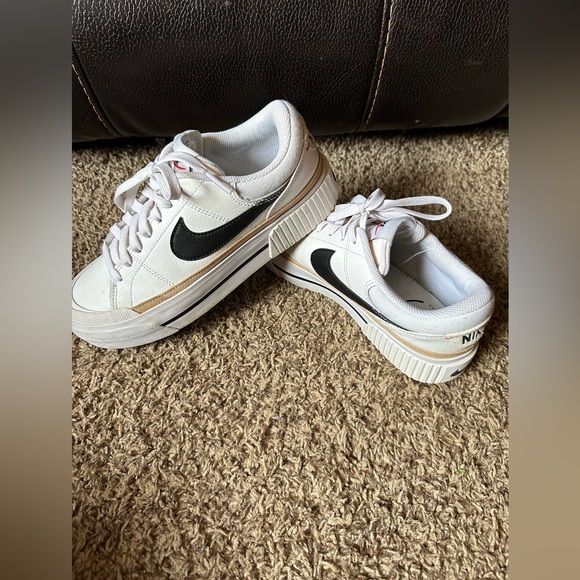 Shoes - Nikes